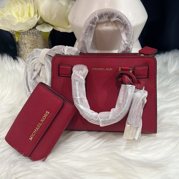 ❤️MICHAEL Michael Kors Saffiano Leather Mini Dillon Bag with matching wallet - Picture 4 of 10